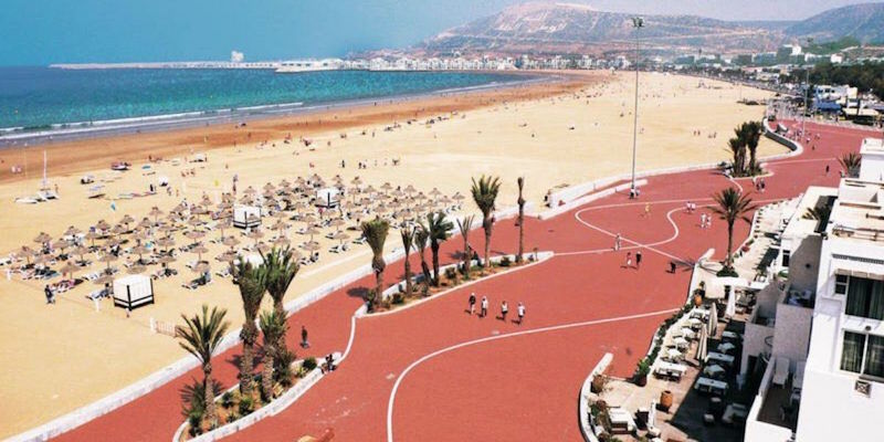 Réaménagement de la corniche d’Agadir : la mise à niveau de la plage relancée